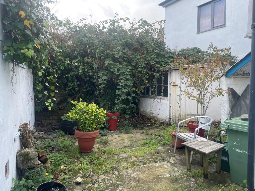 Lot: 27 - COTTAGE FOR IMPROVEMENT - Rear courtyard with outbuilding
